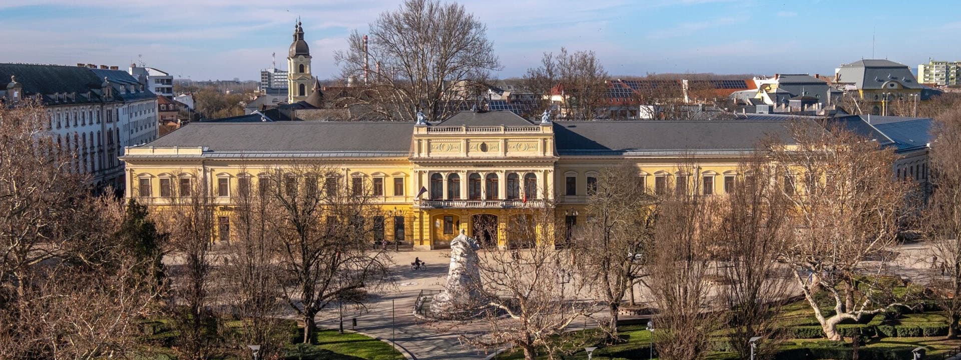 Nyíregyháza városképe a Hősök terével és parkos környezettel.